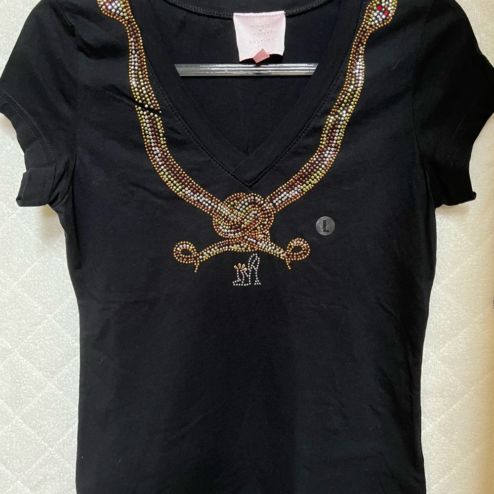 Romeo and Juliet Couture, Junior Black T-Shirt, with Beaded Snake and Shoe, L
